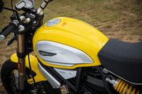 カラーリングは試乗車に採用されていた「‘62イエロー」と「シャイニング・ブラック」の2種類。燃料タンクの容量は、他の「スクランブラー」より若干大きい15リッターとなっている。