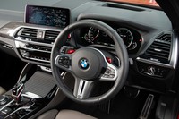 シフトパドルの手前には「M1」「M2」と刻まれたボタンが備わっており、足まわりやステアリングなど好みの組み合わせを登録しておけば、いつでも呼び出して設定できる。