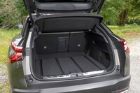 荷室の容量は545～1640リッター。奥行きがたっぷりあるため、奥の荷物が引き出しやすくなるフロアレールを搭載している。