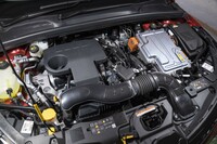 パワートレインは最高出力91PSの1.6リッター自然吸気エンジンと同49PSのモーターの組み合わせで、それぞれに変速機を備えているのが特徴だ。