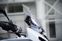 ウインドスクリーンは高さ調整機構付きで、幅広いライダーの体形やライディングスタイルに対応。