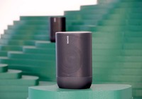 「Sonos Move」はドッキングベースに置くだけで充電できる。日本では2020年春に4万6800円（税別）で発売予定。