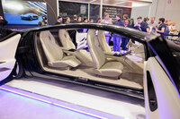 実車のインテリアを見る。