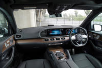 レザーとウッドで構成されるインテリア。水平基調のデザインで横方向の広さが強調される。