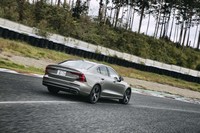同じボルボの「90」シリーズや「V60」と同じモジュラープラットフォーム「スケーラブル・プロダクト・アーキテクチャー」を採用している。