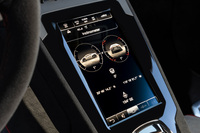 センターディスプレイには、車体の斜度やコンパス、地理座標、ステアリング角度などの表示機能が追加されている。