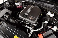 フロントに縦置きされる2リッター直4ターボエンジン。1500rpmという低回転域から350N・mもの豊かなトルクを発生する。