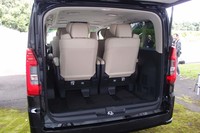6人乗り仕様車の荷室。積載容量はシートを前後スライドすることで調節する。