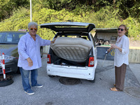 2020年夏、偶然ガソリンスタンドで、レラ先生と夫のマウロ氏に遭遇。キャンプ用のマットレスに空気を入れていた。