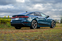 「A6 e-tron」の高性能版として、ベース車と同時に日本に導入された「S6 e-tron」。5ドアサルーンの「スポーツバック」とステーションワゴンの「アバント」の、両方に設定される。