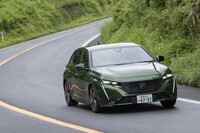 足まわりはフロントがストラット、リアがトーションビームのコンベンショナルな組み合わせだが、コーナーの内側を切り取るかのようによく曲がる。