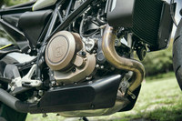 692.7ccの排気量を持つ水冷単気筒OHCエンジン。スロットルを開けると間髪いれず駆動力をデリバリーするレスポンスの良さが身上だ。