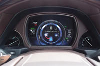 「LS500h“バージョンL”」のメーターパネル。視認性を向上させるべく、単眼レイアウトが採用されている。