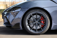 「RZ」に採用された鍛造19インチホイール。デザインは「GRヤリス」や「GR86」と共通性を持たせたもので、スポークなどの形状を見直すことで軽量化・高剛性化を追求。1本あたり1.2kgの軽量化を実現している。