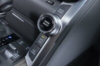 ドライブモードのダイヤルはステアリングのすぐ左側にレイアウトされている。普通に回すとオンロード用モードの切り替えで、下の「MTS」ボタンを押してから回すとオフロード用モードの切り替えになる。