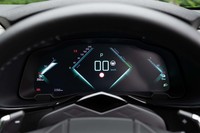 メーターパネルは液晶表示タイプ。表示レイアウトは変更可能だが、いわゆる2眼式のようなパターンは用意されず、どれを選んでもDS流のアバンギャルドが味わえる。