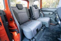 乗車定員は5人だが、後席は50：50分割されるほか、センターアームレストも付いているので、日常的な利用は厳しそう。ヘッドレストも左右のぶんしか備わらない。