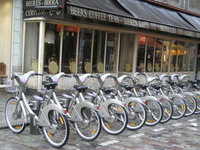 パリ市の主導で導入されたシェアリング自転車ヴェリブ。2009年2月撮影。