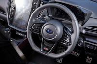 本革巻きのステアリングホイールは、レッドステッチやピアノブラックの加飾も特徴。