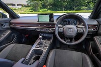 インテリアに関しては、今回のマイナーチェンジでは大きく手は入っていない。一部の上級グレードには、待望のサンルーフが設定される。