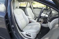 テスト車はガソリンモデルの最上級グレード「T5 AWDサマム」。電動調整機構付きの本革シートが標準装備となる。