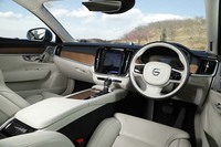 ウッドと、オフホワイトのナッパレザーで仕立てられたインテリア。機械的なスイッチは少なく、エアコンなどの操作は中央のタッチパネル式ディスプレイで行う。