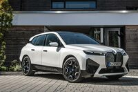 こちらはBMWの電動SUV「iX」。　
	渕野「最近の欧州車というか欧州メーカーって、なんだかテンパって感じるんですよね」　
	堀田「それ、すごくいい表現ですね。確かになんか、焦ってデザインしているみたいに感じます」