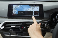 ダッシュボードの中央には、タッチパネル式の10.2インチワイドディスプレイがレイアウトされる。画面に触らなくても、手の動きだけで音量調節や電話の操作ができる「BMWジェスチャー・コントロール」も備わる。