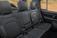 「ディフェンダー110アーバナイト'22」の後席。60：40ラゲッジスルーマニュアルスライディング＆リクライニングリアシートなどが装備される。