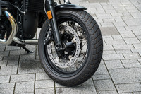 今回試乗した「プレミアムスタンダード」のタイヤサイズは、前が120/70R17、後ろが170/60R17。オプションで「プレミアムライン」を選択すると、フロントのタイヤサイズが120/70R19となる。