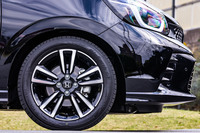 「RS」には専用デザインの16インチホイールが採用される。今回の試乗車は185/55R16サイズの「ヨコハマ・ブルーアースGT AE51」を組み合わせていた。