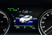 メーターパネルには、カラー表示のマルチインフォメーションディスプレイが備わる。先進安全装備の作動状況や車両情報、カーナビの案内などが確認できる。