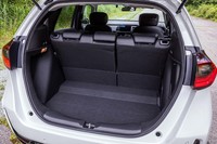 荷室の容量は5人乗車時でもたっぷり。トノカバーは備わらない。