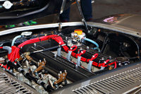 長いフロントノーズに収まる、2リッター直6 DOHCエンジン。150ps/6600rpmの最高出力と、18.0kgm/5000rpmの最大トルクを発生した。