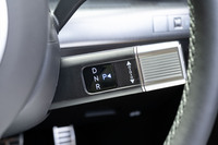 シフトセレクターはステアリングコラムに備わっている（意外に大きい）。シルバーの部分を前に回すとD、後ろに回すとRに入るというロジックは、一般的なATセレクターとは逆になっている。