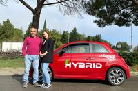 撮影していると、同教習所のマイクロハイブリッド版「フィアット500」が偶然やってきた。一緒にいるのは、四輪・二輪のインストラクターであるガエターノ氏と教習生さん。