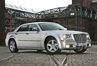 2004年「クライスラー300C」。一部に「メルセデス・ベンツEクラス」（W210／S210）の部品を流用して構成されたラージクラスのセダン。マッシブなスタイルと割安な価格などでダイムラー・クライスラー時代のヒット作となった。