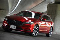 「アテンザワゴン」のホイールベースは2750mm。セダンの2830mmに対してこちらは80mm短い設定。ルーフレール、リアルーフスポイラーを標準装備する。