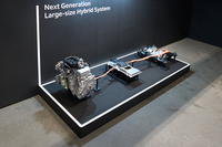 中央にあるのは大型のハイブリッド用バッテリー。妙に厚みがあるのはラダーフレームの間にぶら下げて搭載するような想定だからとのこと。