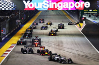 スタート直後、6番グリッドのカルロス・サインツJr.と8番グリッドのニコ・ヒュルケンベルグが接触。ヒュルケンベルグのフォースインディアのマシンはウオールにヒットし、セーフティーカーが出動した。（Photo=Red Bull Racing）