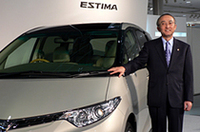 新型エスティマを「新世代を提案する先駆者として、引き続きミニバン市場をリードしていきたい」と語る、トヨタの渡辺捷昭社長。