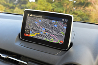 「デミオ」に搭載されるカーナビゲーションシステムは、ハンガリーのNNG製。なお、2014年11月に登場した「アテンザ」「CX-5」の改良モデルでは日本製のシステムに変更されている。
    