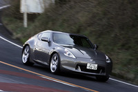 試乗したバージョンSTは、BOSEサウンドシステムや19インチタイヤを装備する上級仕様。フロントに245/40R19、リアに275/35R19（ブリヂストンPOTENZA RE050A）という薄くて太いタイヤを履くが、乗り心地はしなやか。ちなみに、標準仕様のタイヤサイズはフロントが225/50R18、リアが245/45R18となる。