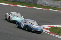 2日間にわたって激しいバトルを繰り広げた、クラス2の1963年「アルピーヌM63」（ナンバー49）と1964年「ポルシェ904カレラGTS」（91)。総合結果は49がクラス10位、91が11位。
