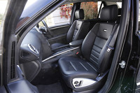 AMG専用のスポーツシート。メモリー付きパワーシートが標準で備わる。