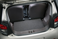 乗車定員を2名と割り切った「100X“2 Seater”」の荷室部分。