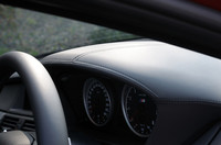 X6 Mはダッシュボードもレザー仕上げ。
    