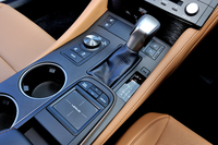 トランスミッションはCVT。シフトセレクターの手前（後方）にタッチパッド式の新型リモートタッチが配置される。