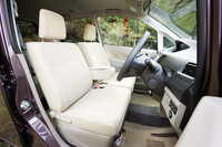 ベンチシートの前席は、サイドウォークスルーで足元も広々。
    