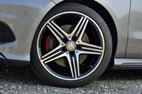 18インチのAMGアルミホイールが装着される。タイヤサイズは235/40R18。